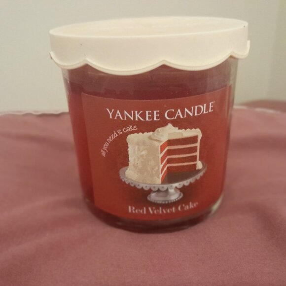 RARE Yankee Candle Red Velvet Cake - Picture 2 of 5